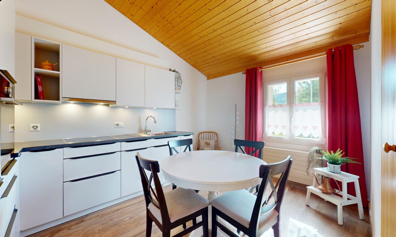 küche mit wood ceiling, holzdecke, natural light, natürliches licht, und vaulted ceiling