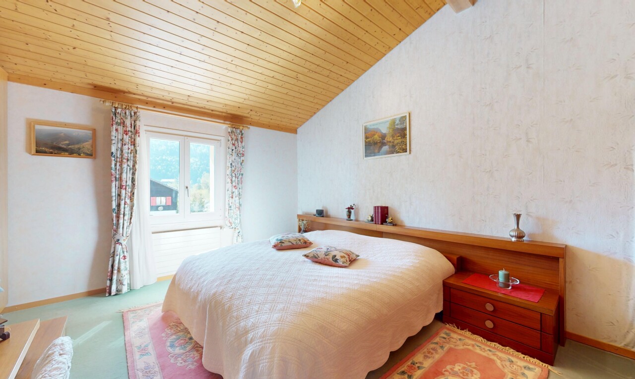 zimmer / schlafzimmer mit wood ceiling, holzdecke, inside property, natural light, und natürliches licht