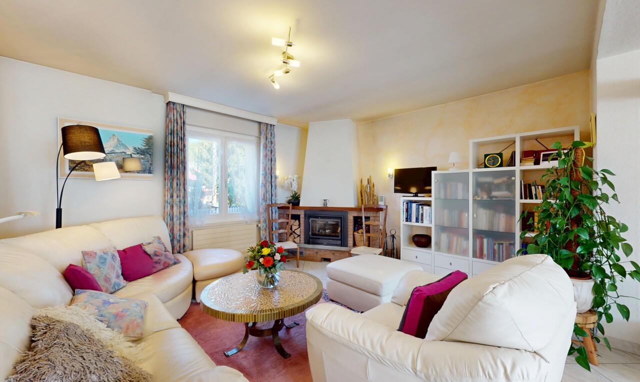 wohnzimmer mit fernseher, natural light, natürliches licht, inside property, und drywall
