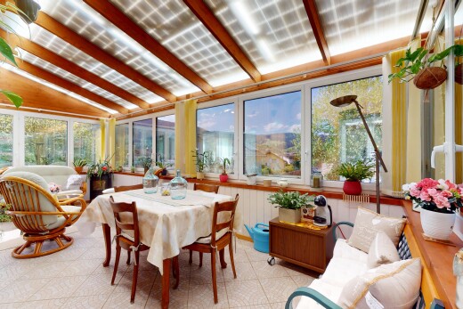 salon / salle à manger avec inside property, plafond voûté, vaulted ceiling, véranda, et lumière naturelle