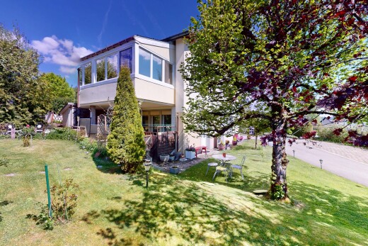 façade avec property visible, pelouse, et bardage en stuc