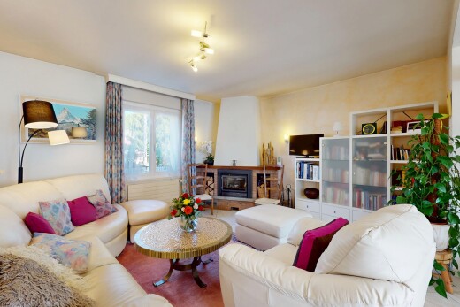 salon avec télévision, natural light, lumière naturelle, inside property, et drywall