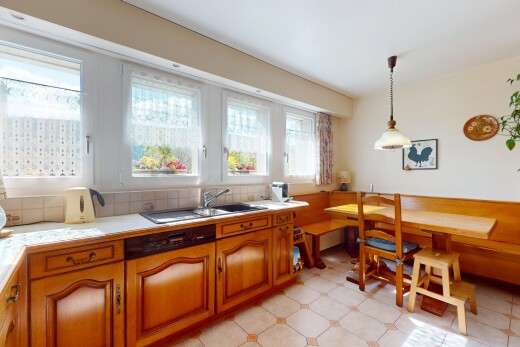 cuisine avec natural light, lumière naturelle, plans de travail, armoires en arc, et inside property