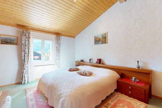 chambre avec wood ceiling, plafond en bois, inside property, natural light, et lumière naturelle