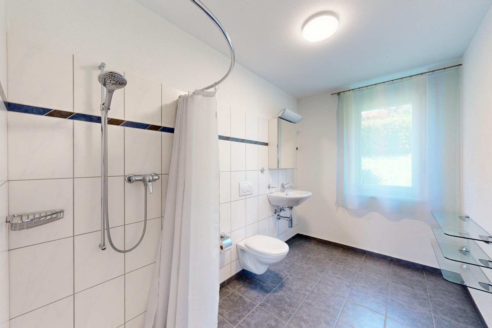 salle de bains avec lumière naturelle, natural light, douche, salle de bain complète, et inside property