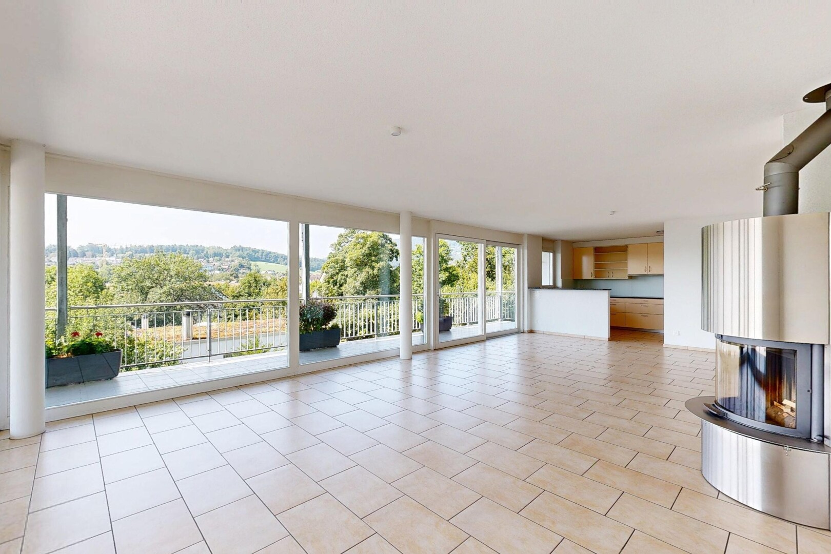 pièce vide avec cheminée, lumière naturelle, natural light, sol en carrelage, et tile floor