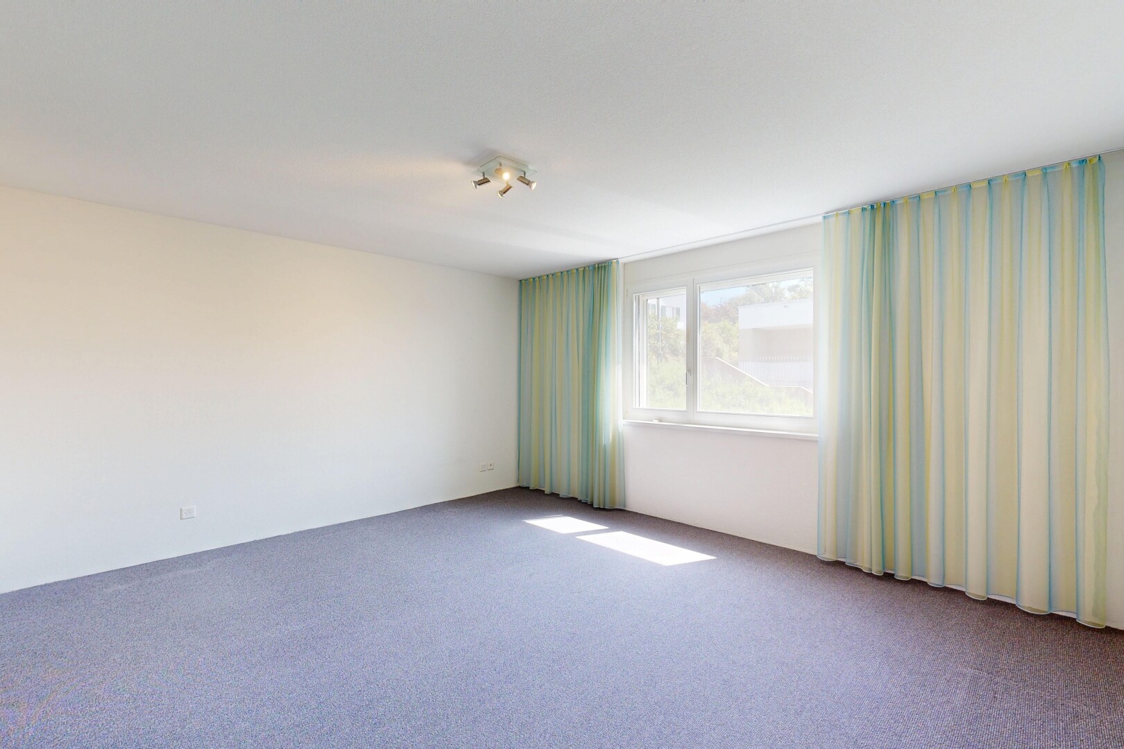pièce vide avec lumière naturelle, natural light, cloison sèche, drywall, et inside property