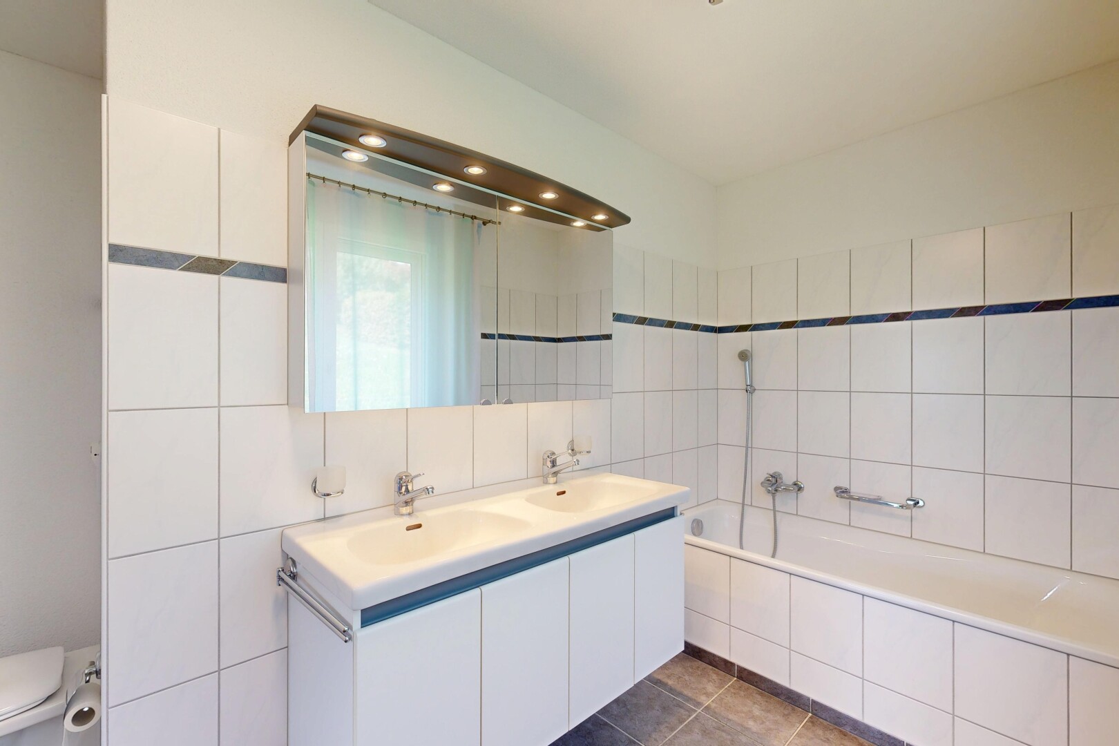 salle de bains avec salle de bain complète, tile wall, mur en carrelage, miroir, et bain