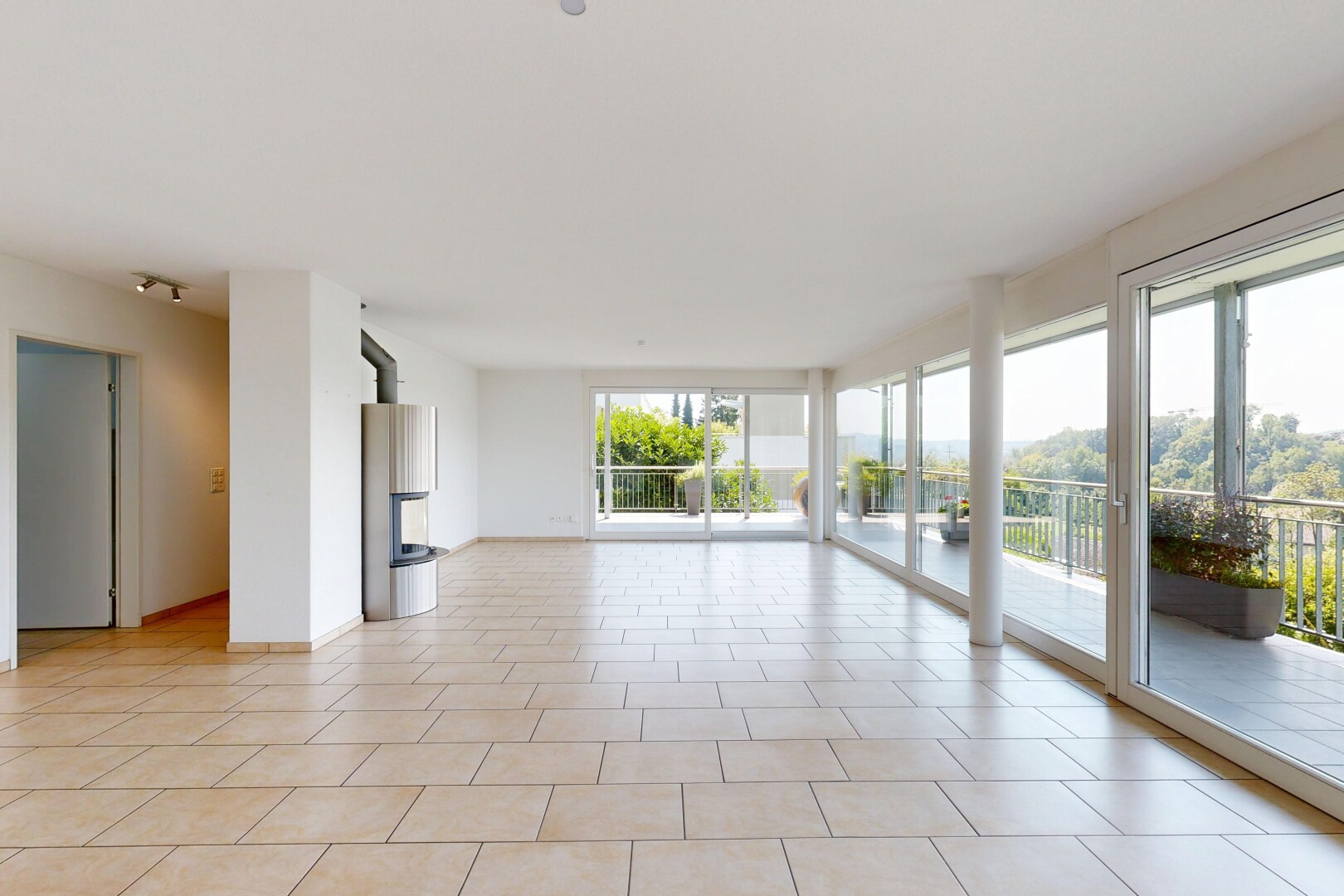 pièce vide avec lumière naturelle, natural light, inside property, cloison sèche, et drywall