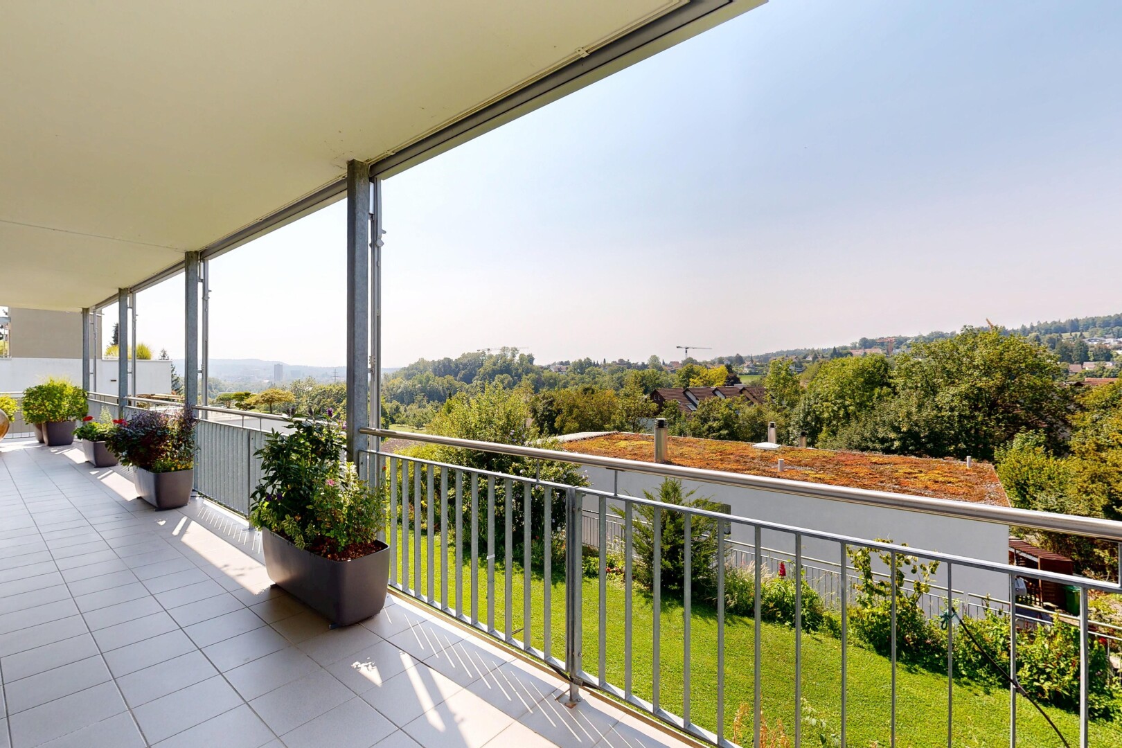 balcon avec terrasse, from property, véranda, woods view, et vue sur les bois