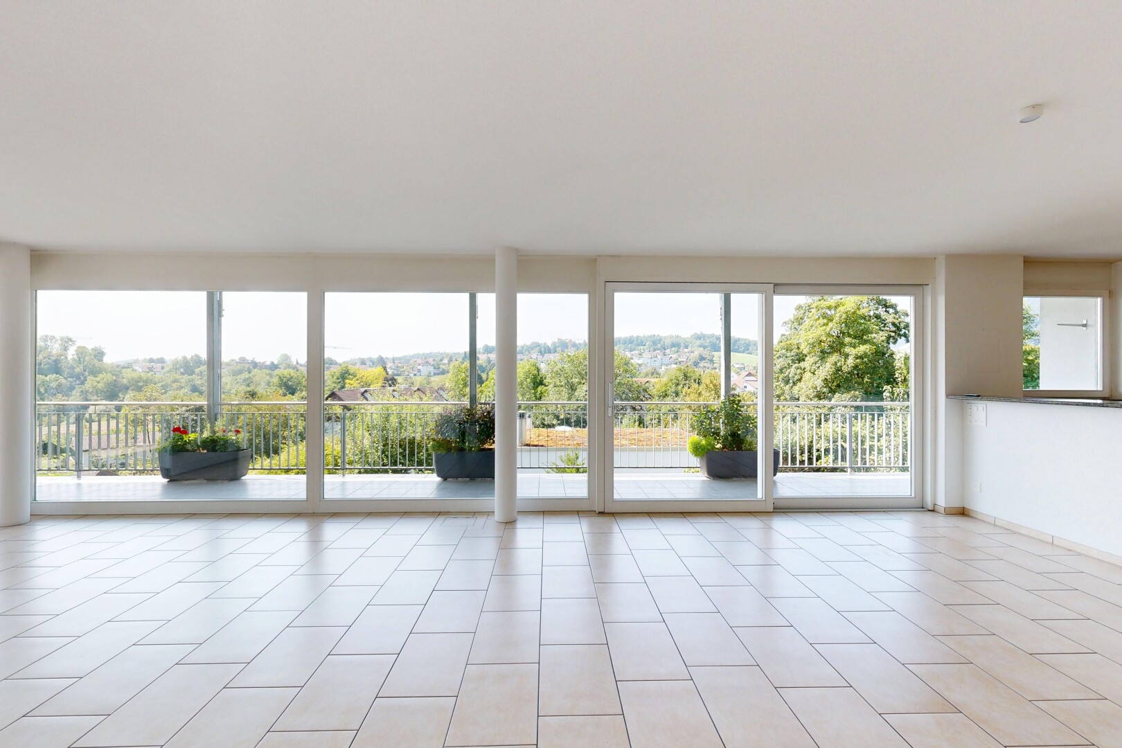 pièce vide avec lumière naturelle, natural light, inside community, cloison sèche, et drywall
