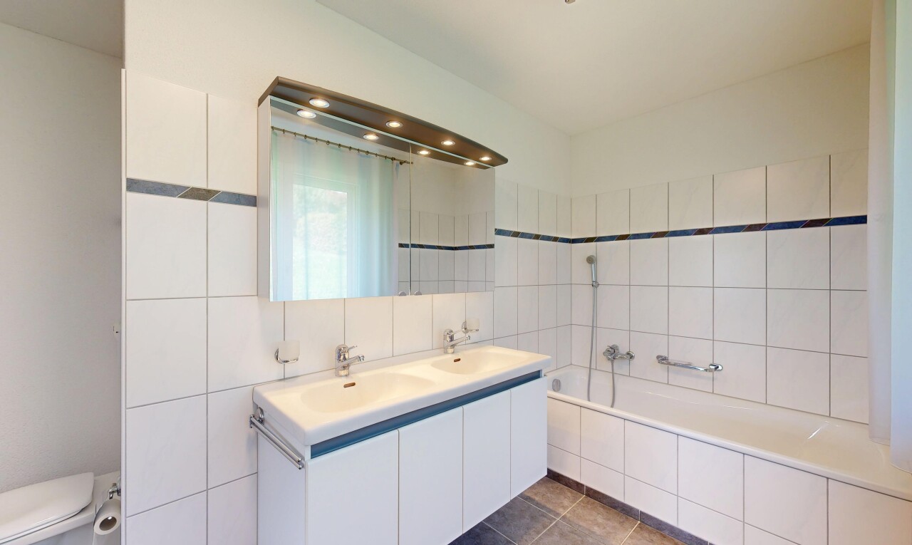 salle de bains avec salle de bain complète, tile wall, mur en carrelage, miroir, et bain