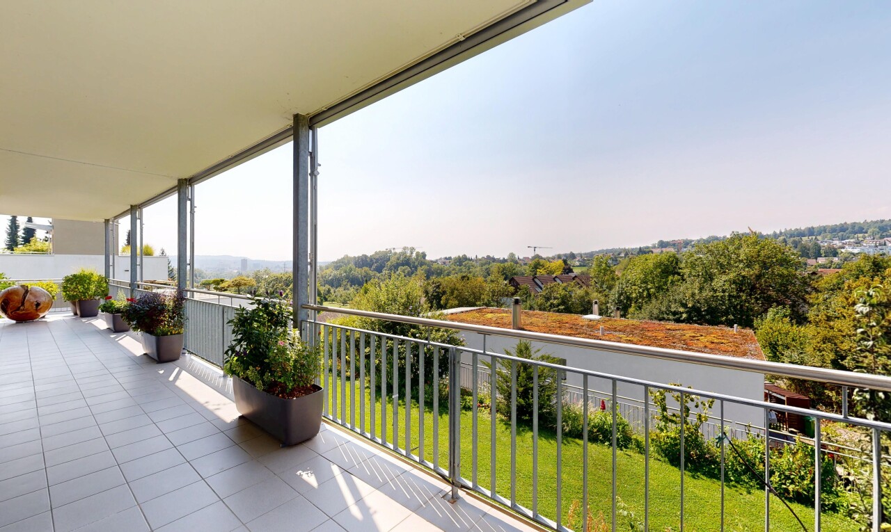 balcon avec terrasse, from property, véranda, woods view, et vue sur les bois