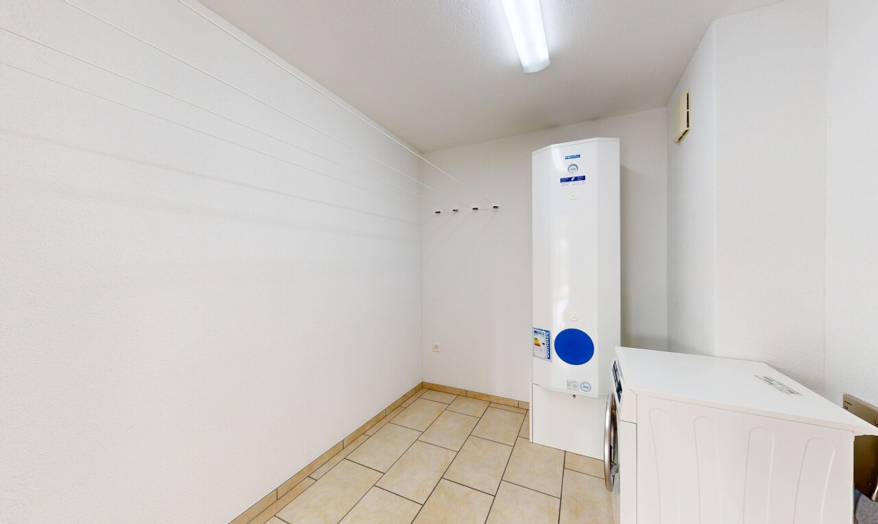 buanderie avec lave-linge et sèche-linge, inside property, chauffe-eau, cloison sèche, et drywall