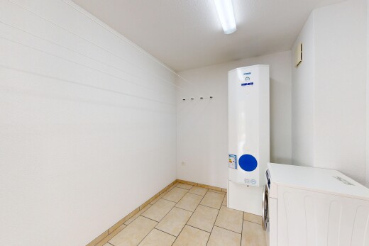 buanderie avec lave-linge et sèche-linge, inside property, chauffe-eau, cloison sèche, et drywall