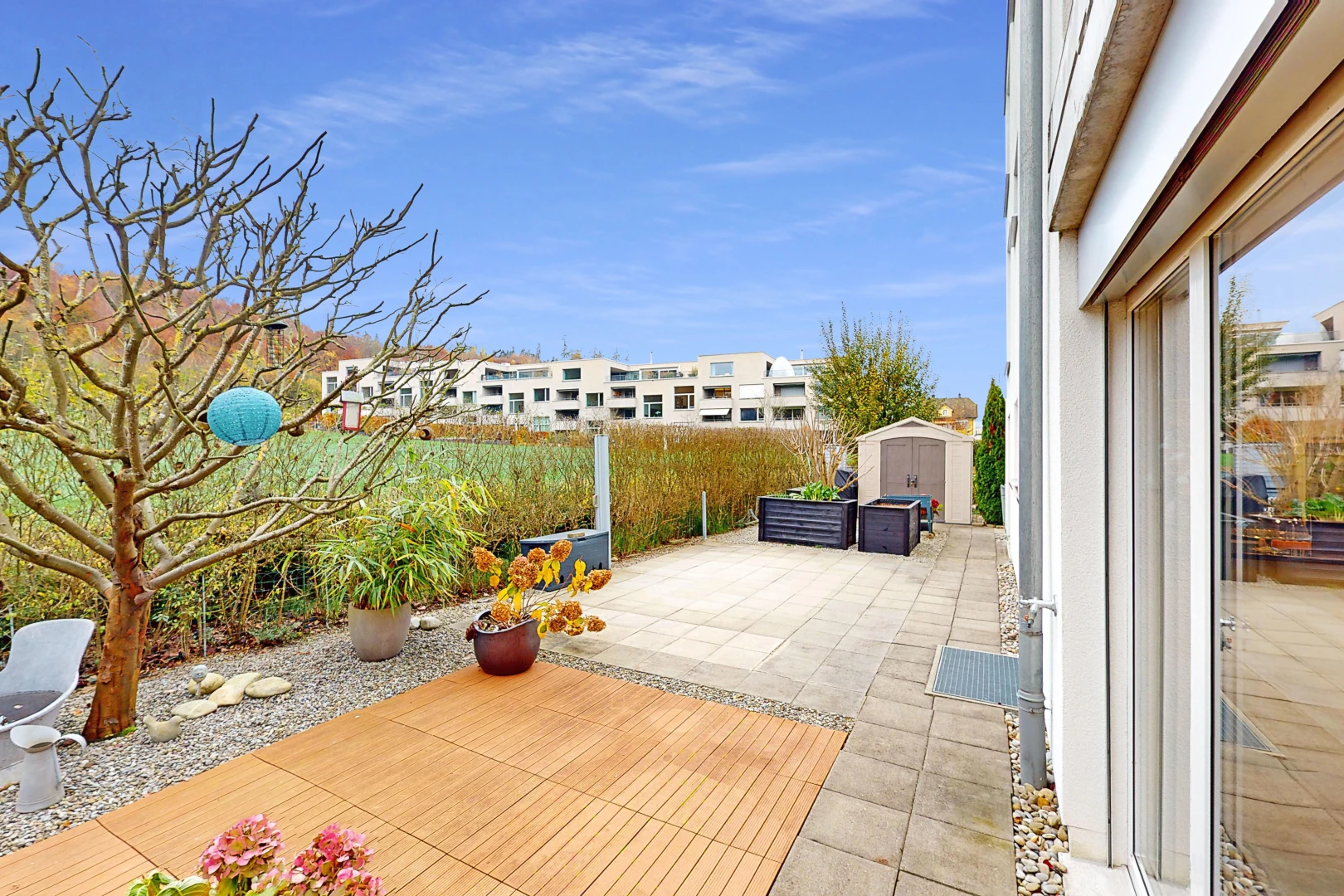 terrasse avec patio, structure extérieure, et clôture