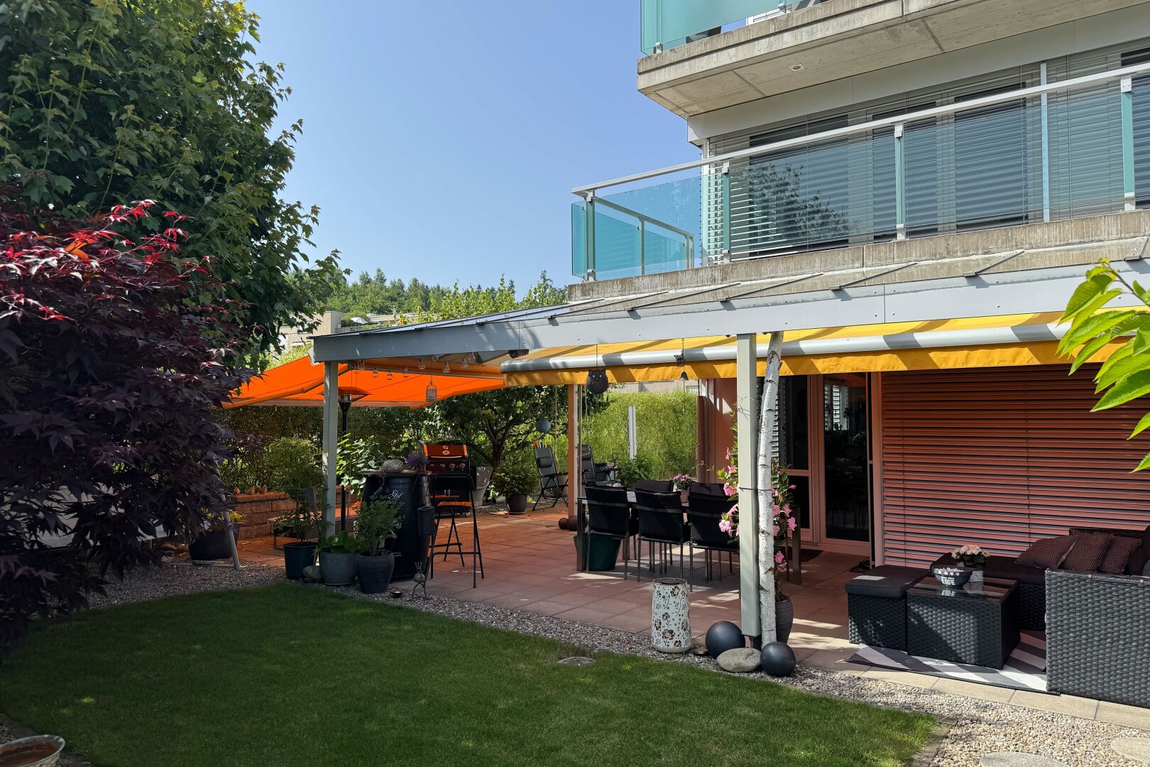 façade avec terrasse, property visible, day time, et pelouse