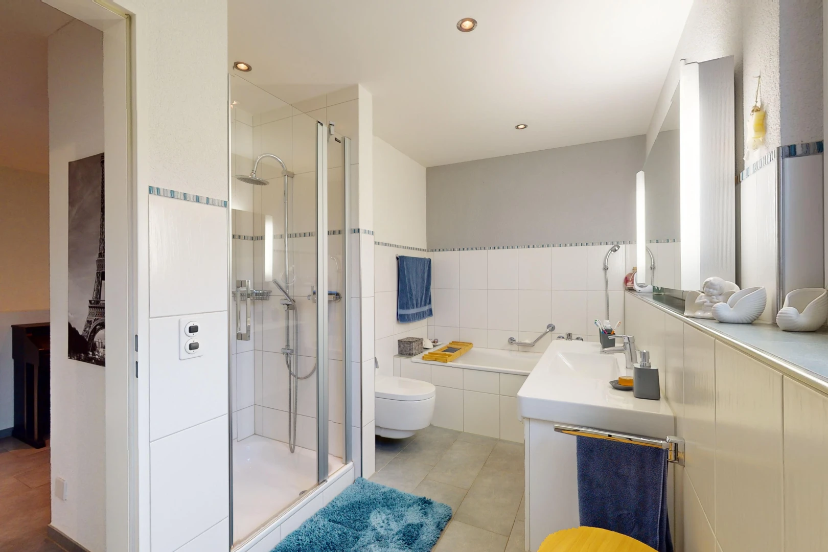 salle de bains avec vasque, toilettes, meuble-lavabo, miroir, et douche