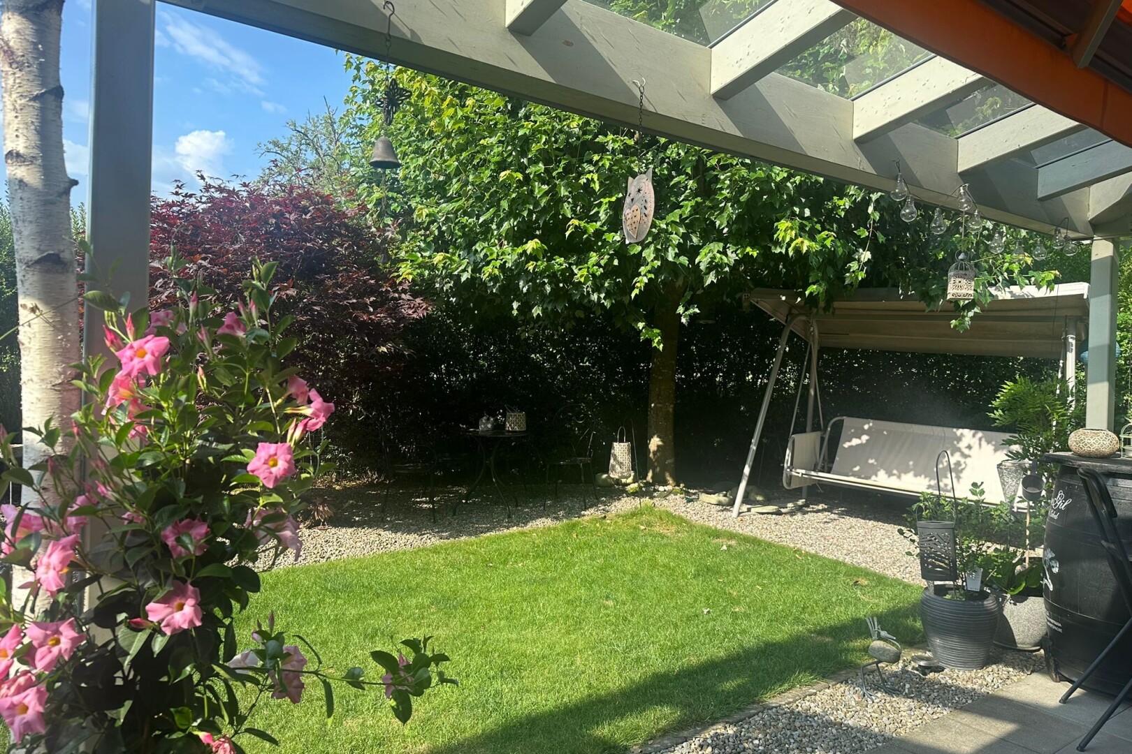 jardin avec pelouse, from property, et day time