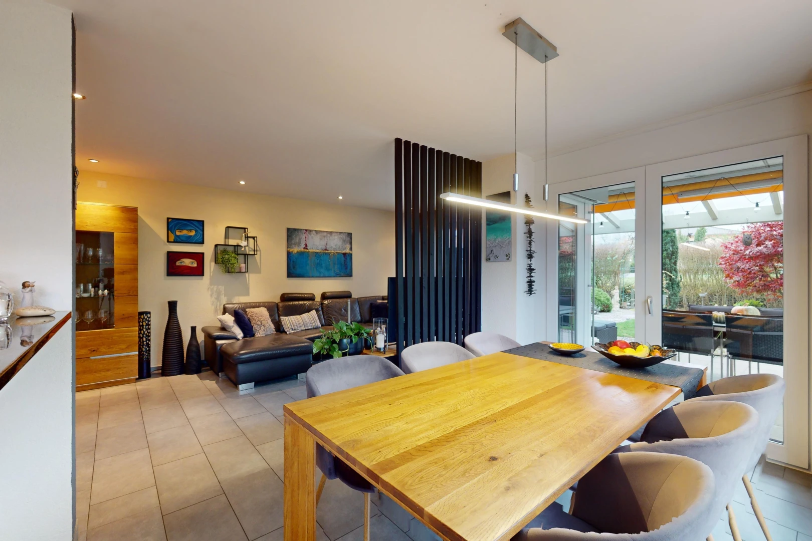 salon / salle à manger avec lumière naturelle et carrelage