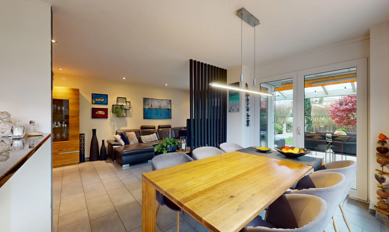 salon / salle à manger avec lumière naturelle et carrelage