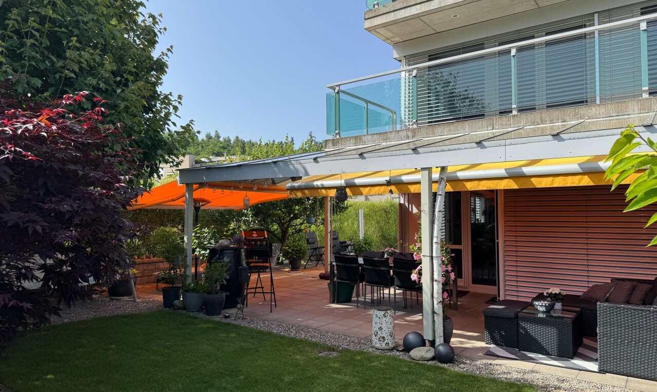 façade avec terrasse, property visible, day time, et pelouse
