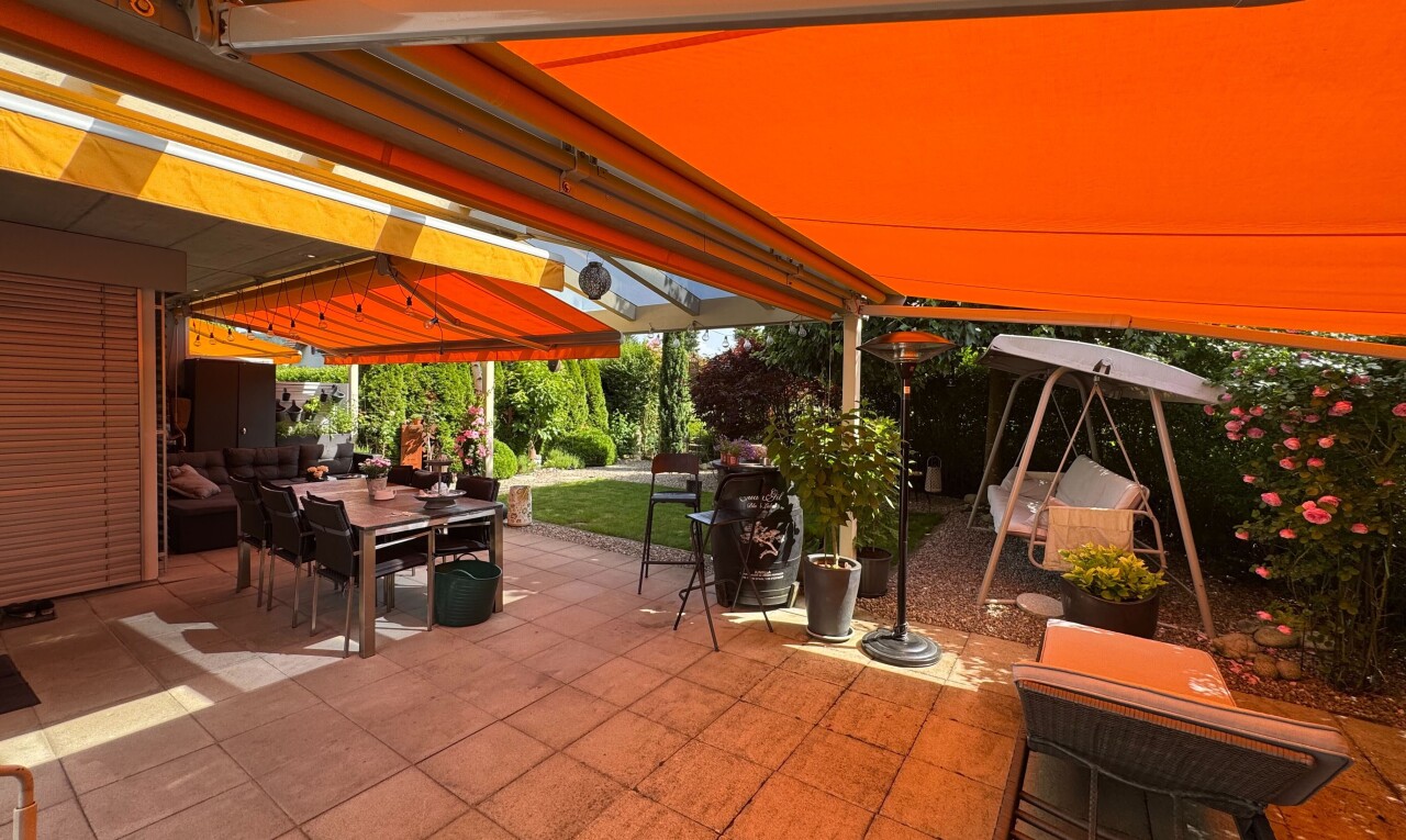 terrasse avec coin repas extérieur, terrasse, auvent, et from property