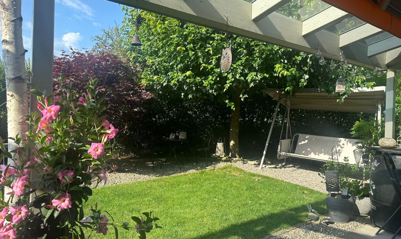 jardin avec pelouse, from property, et day time