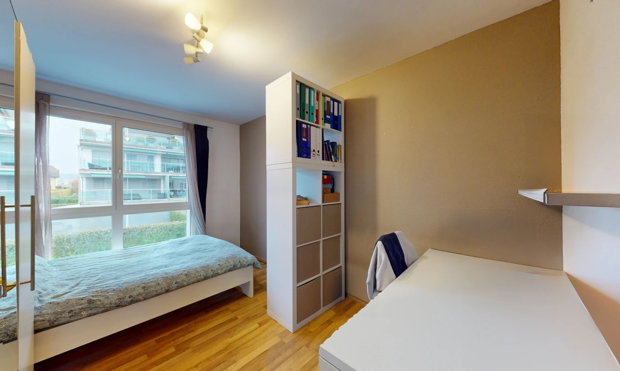 chambre avec lumière naturelle et plancher de bois