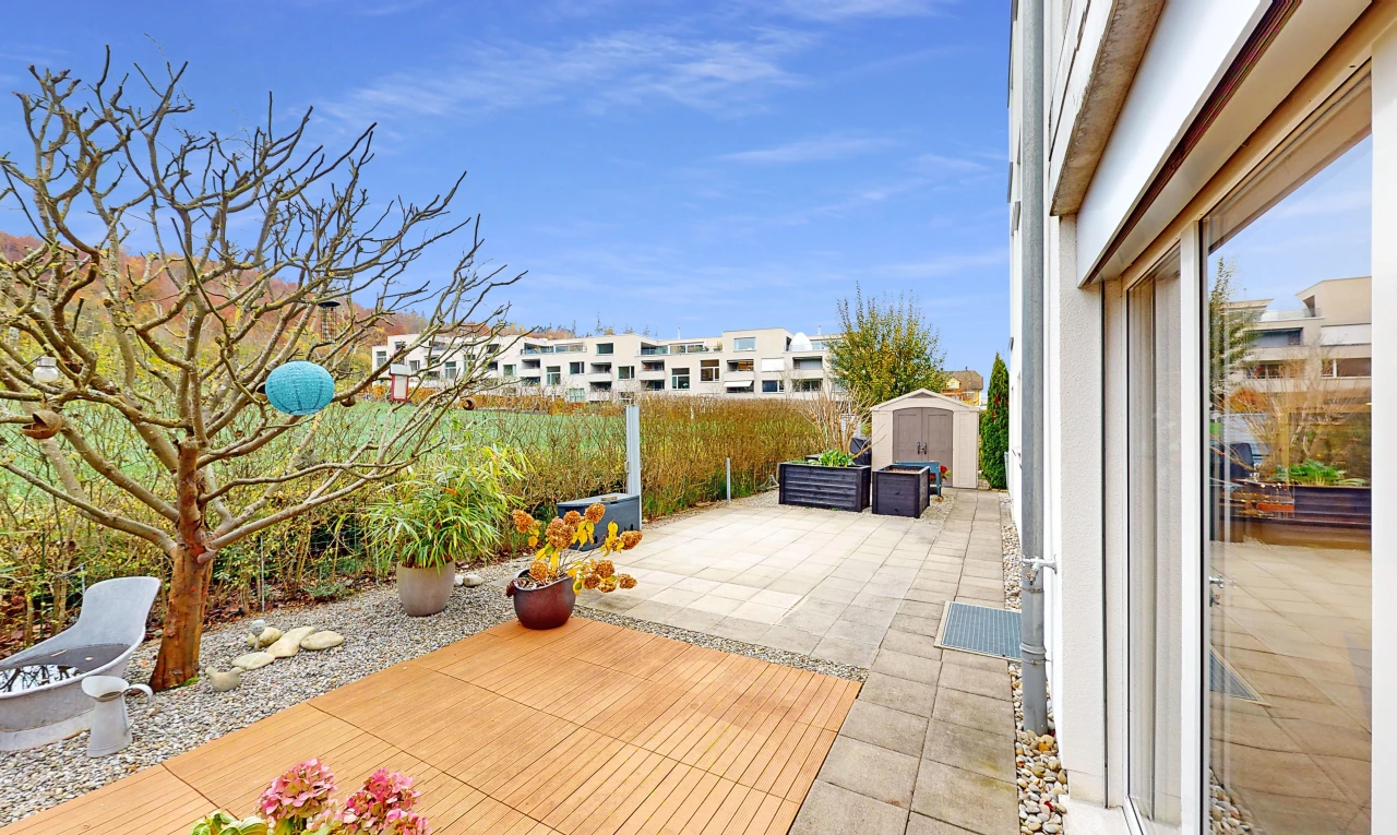 terrasse avec patio, structure extérieure, et clôture