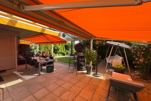 terrasse avec coin repas extérieur, terrasse, auvent, et from property
