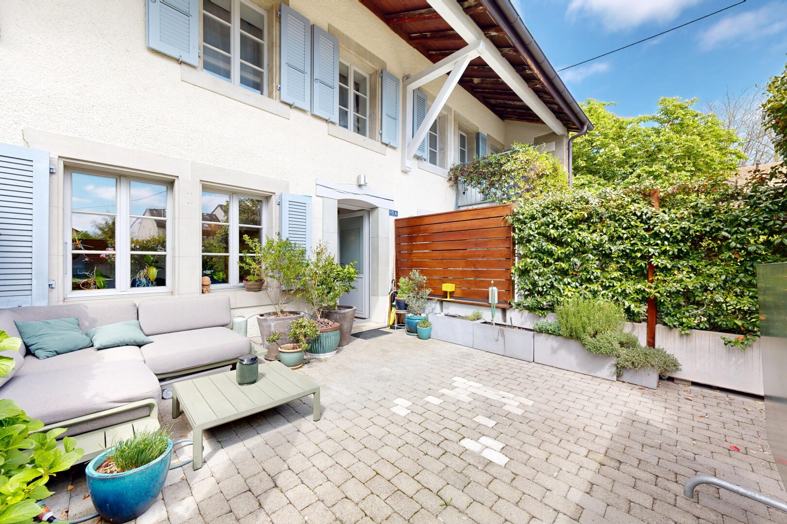 terrasse mit wohnraum im freien, day time, property visible, zaun, und terrasse
