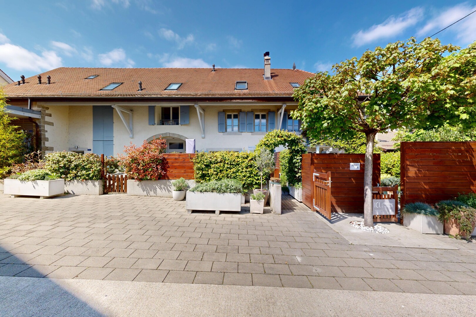 außenansicht mit property visible, day time, ziegeldach, und terrasse