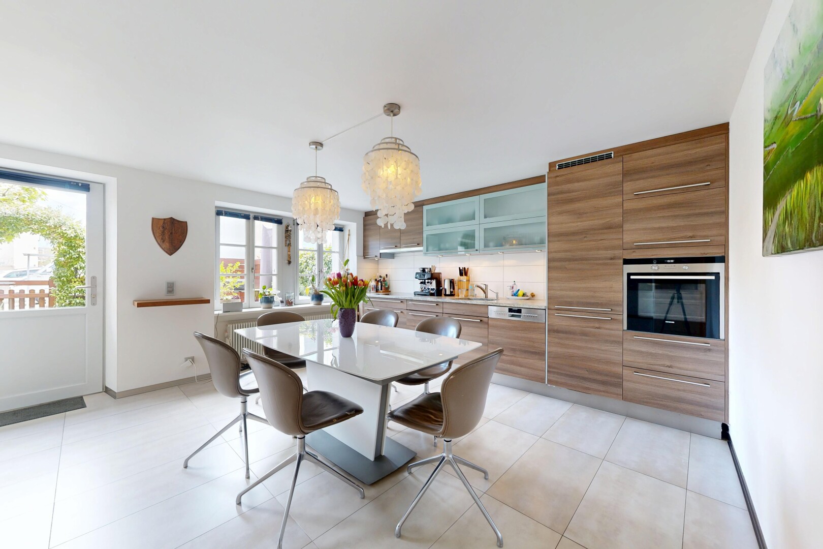 küche mit bemerkenswerter kronleuchter, inside property, gipskartonwand, drywall, und pendelleuchte