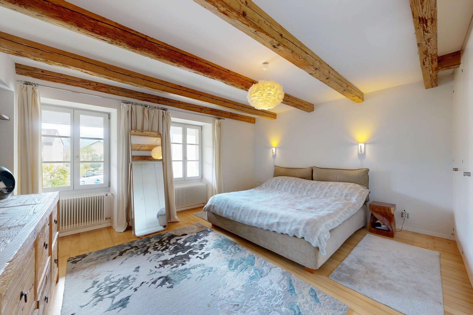 zimmer / schlafzimmer mit kühler, inside property, beamed ceiling, balkendecke, und wood finish floor