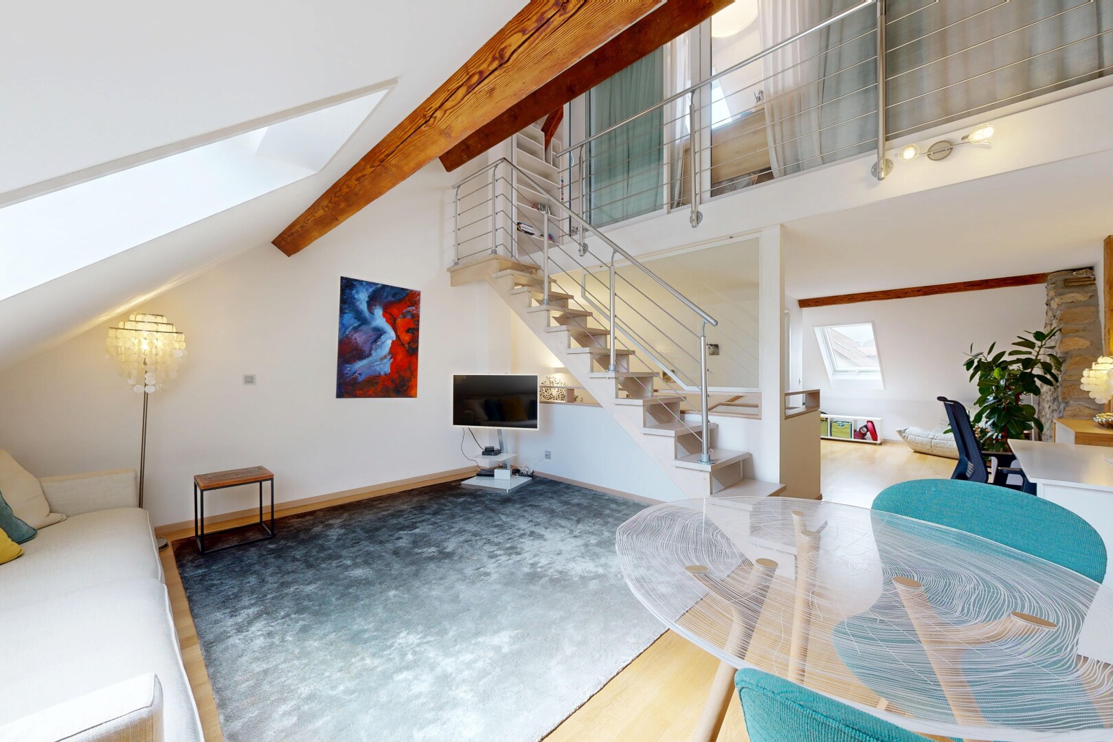 wohn- / esszimmer mit treppen, drywall, gipskartonwand, fernseher, und inside property