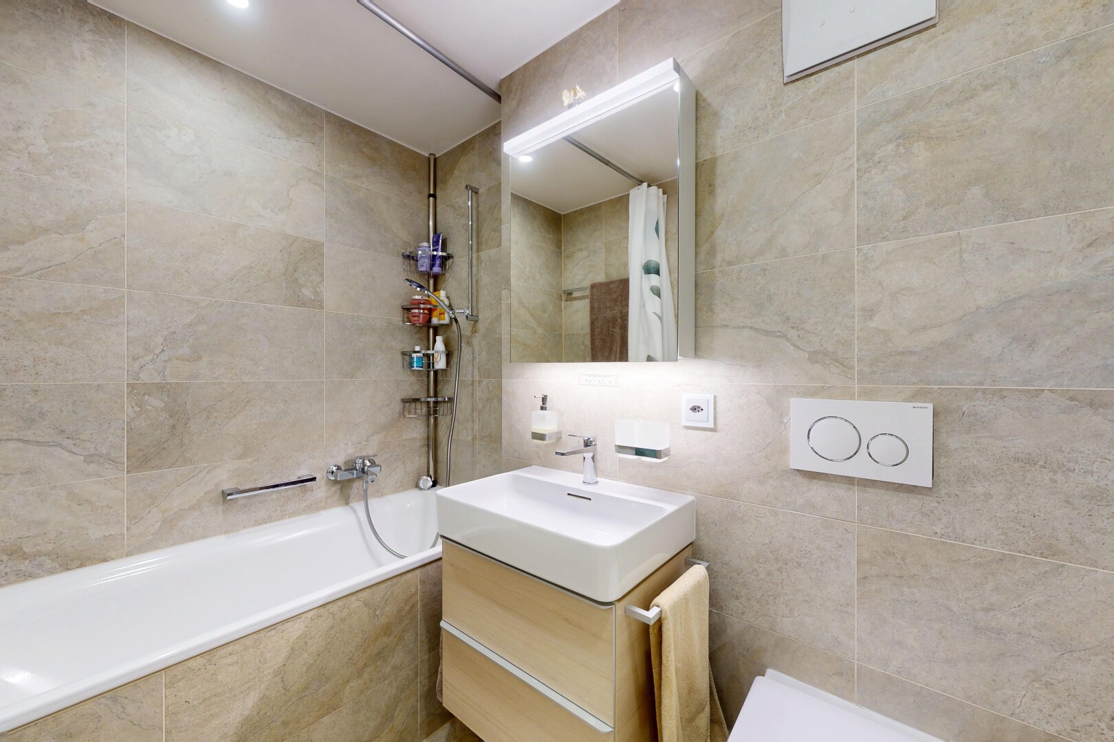 bad mit tile wall, fliesenwand, komplettes badezimmer, schminktisch, und inside property