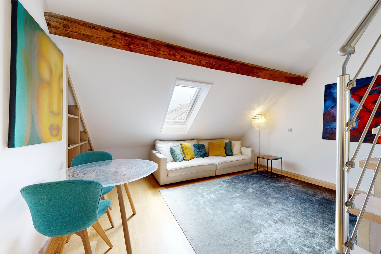 wohn- / esszimmer mit vaulted ceiling, dachschräge, inside property, drywall, und gipskartonwand