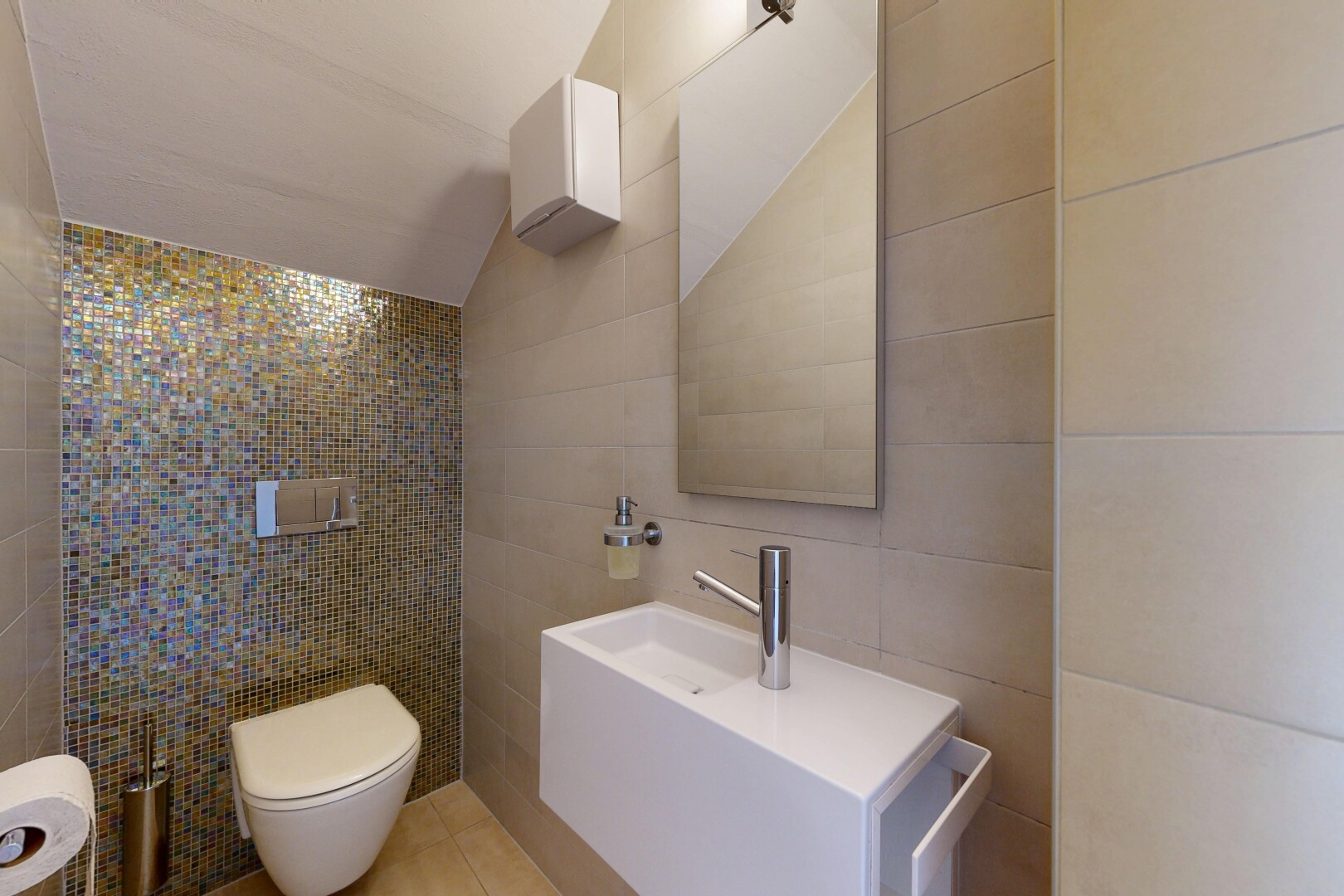 bad mit tile wall, fliesenwand, vaulted ceiling, dachschräge, und tile floor