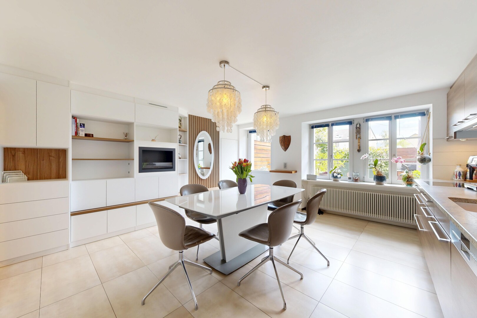 küche mit flat panel cabinets, schränke mit flachen paneelen, inside property, kühler, und light floor