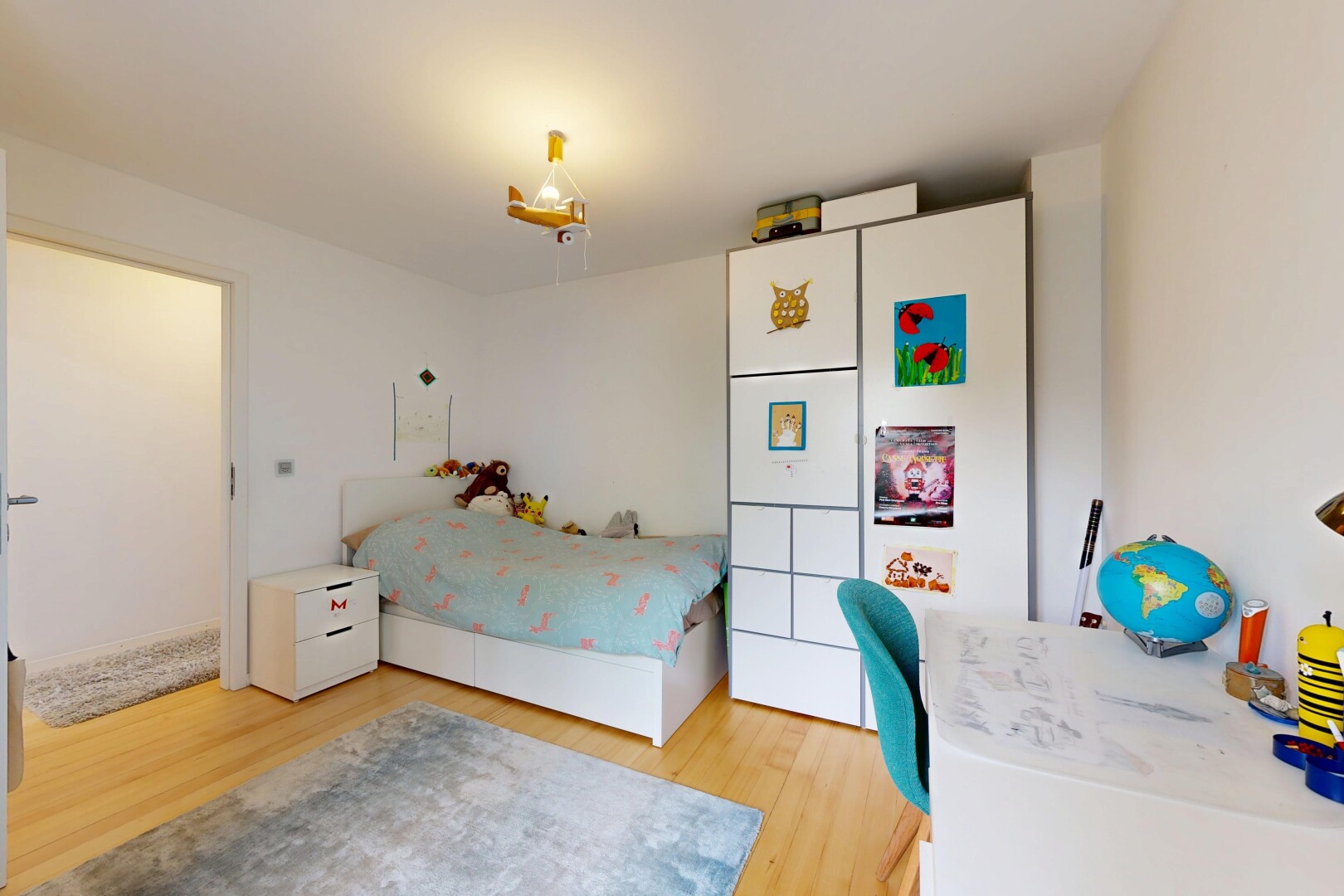 zimmer / schlafzimmer mit wood finish floor, holzfußboden, inside property, drywall, und gipskartonwand