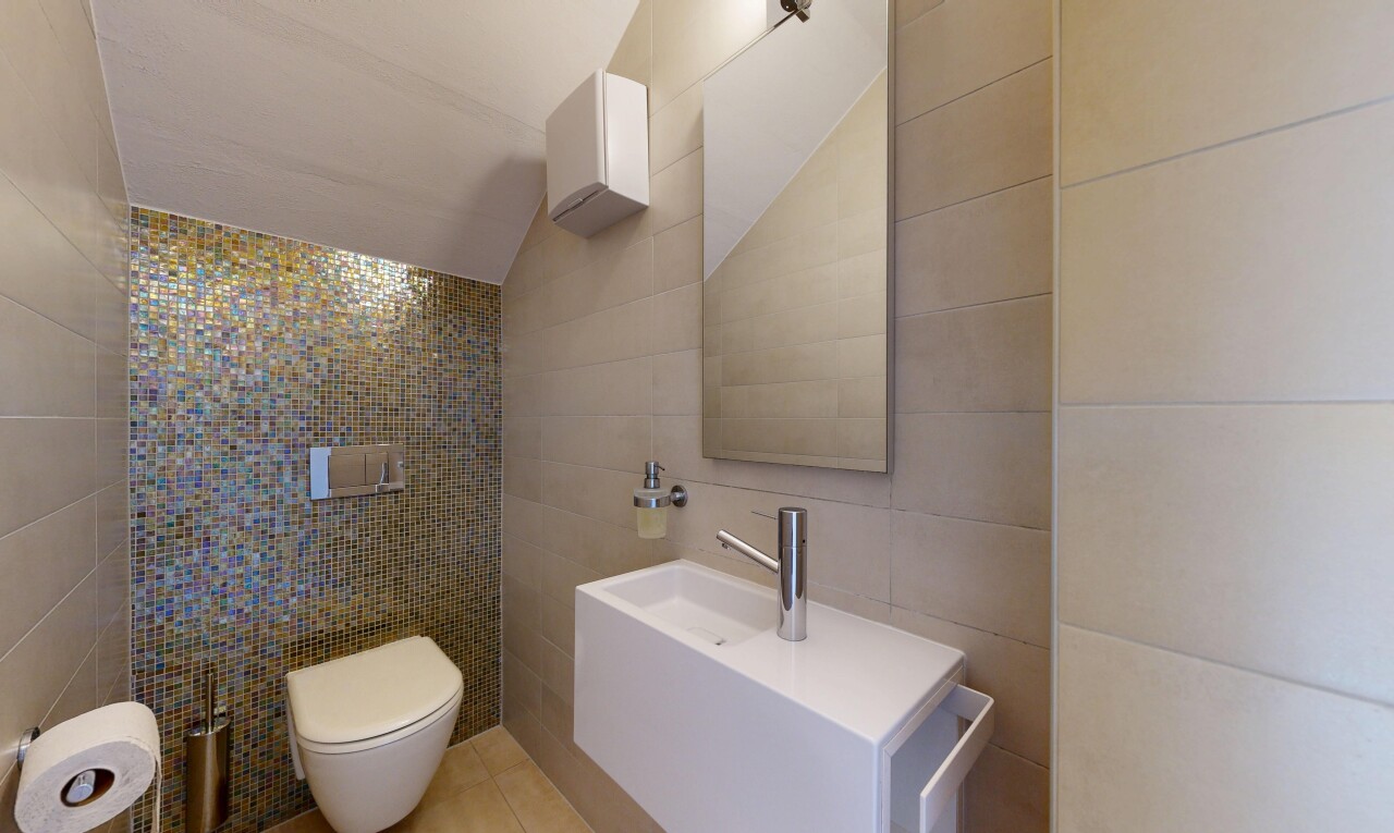 bad mit tile wall, fliesenwand, vaulted ceiling, dachschräge, und tile floor