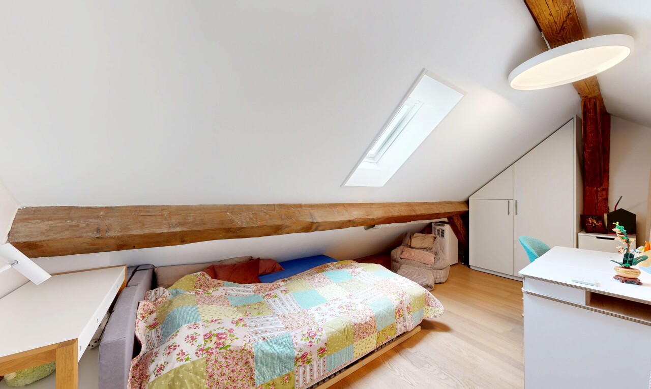 zimmer / schlafzimmer mit vaulted ceiling, dachschräge, wood finish floor, holzfußboden, und zusätzliches zimmer
