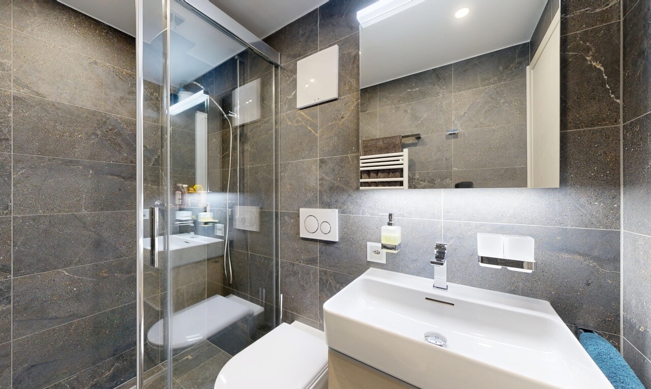 bad mit handtuchwärmer, spiegel, fliesenwand, tile wall, und komplettes badezimmer