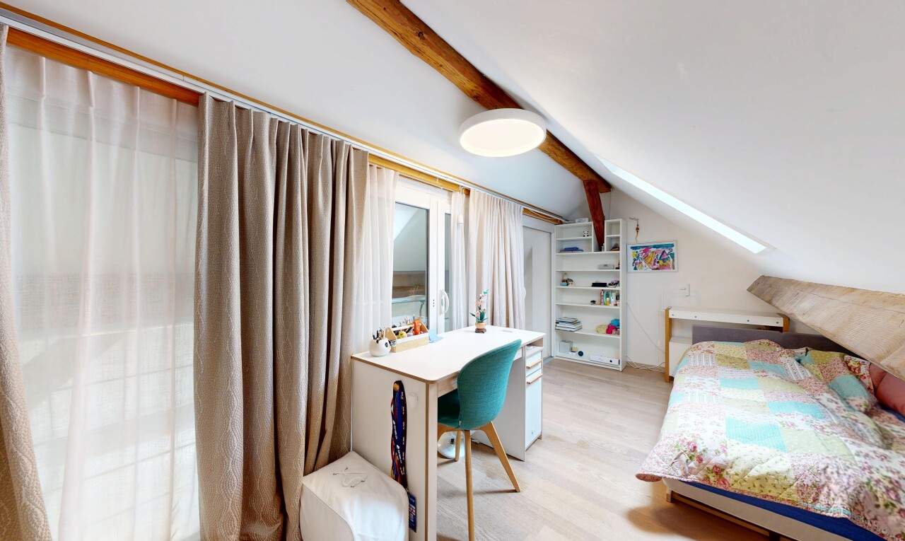 zimmer / schlafzimmer mit inside property, dachschräge, vaulted ceiling, holzfußboden, und wood finish floor
