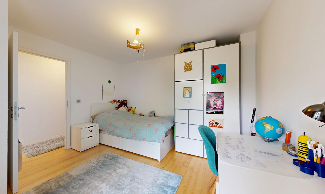 zimmer / schlafzimmer mit wood finish floor, holzfußboden, inside property, drywall, und gipskartonwand
