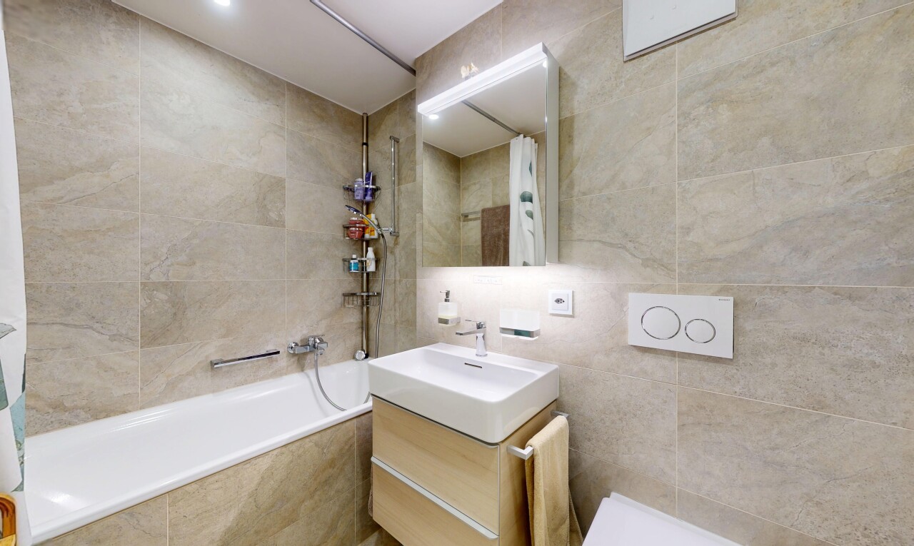 bad mit tile wall, fliesenwand, komplettes badezimmer, schminktisch, und inside property