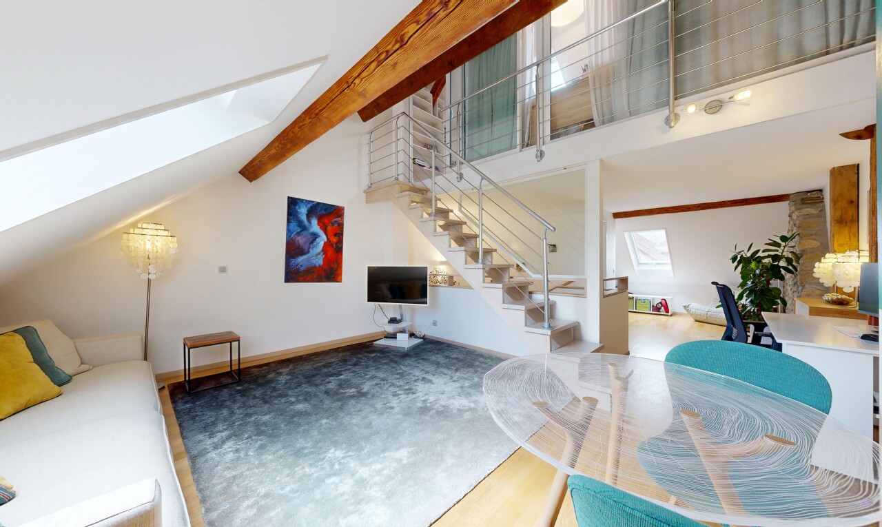 wohn- / esszimmer mit treppen, drywall, gipskartonwand, fernseher, und inside property