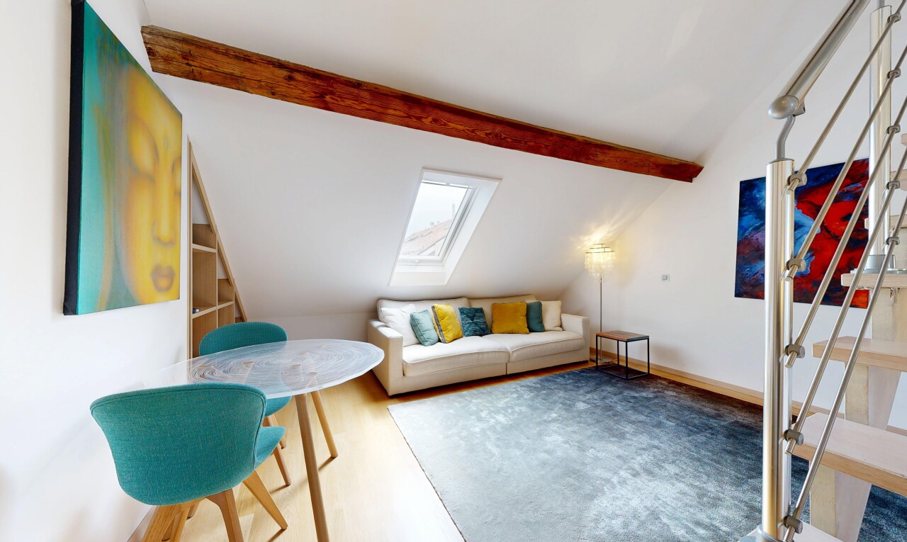 wohn- / esszimmer mit vaulted ceiling, dachschräge, inside property, drywall, und gipskartonwand