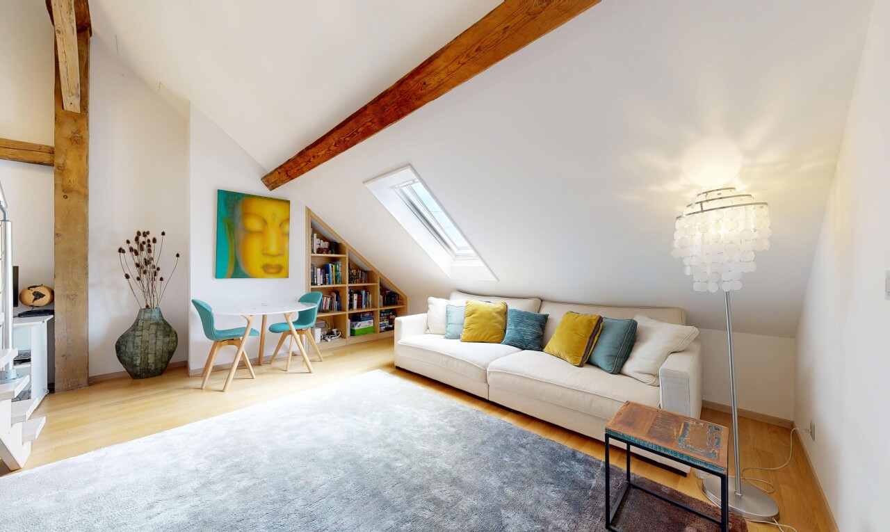 wohnzimmer mit vaulted ceiling, dachschräge, inside property, dachfenster, und drywall